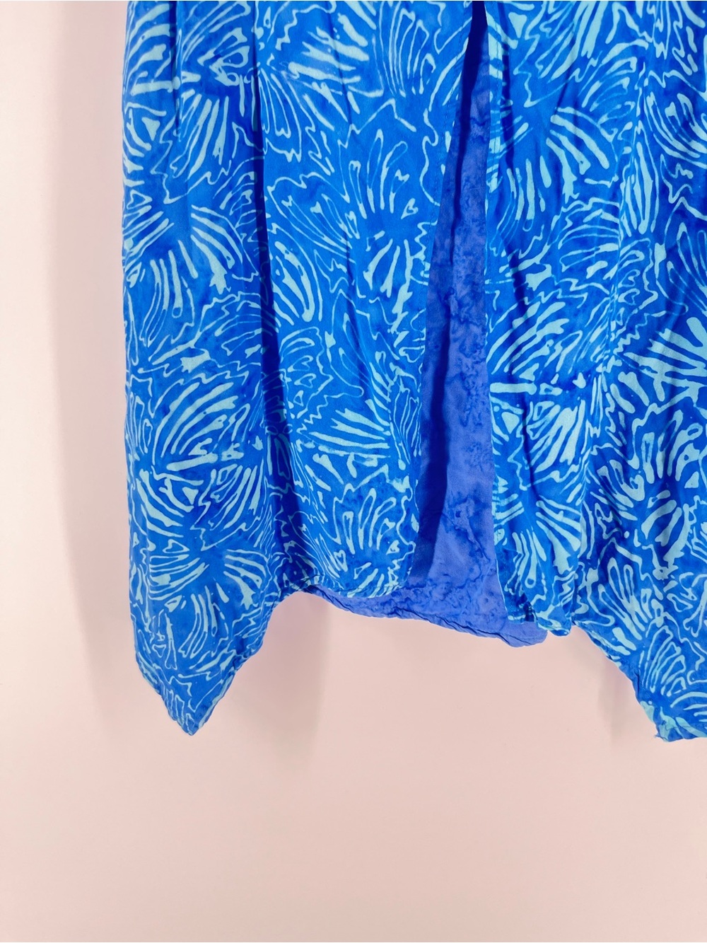How Bazaar Blue Batik Print Sleeveless Tunic Top S Rayon Asymmetrical Hem - Picture 6 of 9
